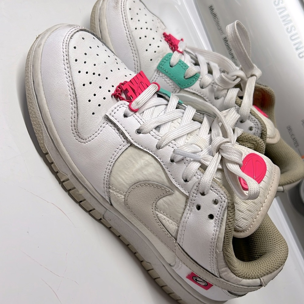 NIKE LOW DUNKS SIZE 5.5 WHITE
